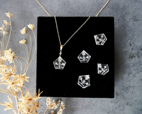 天然石　精密彫刻 根付　ペンダントトップ　置物 天然石のペンダントネックレス □ 彫刻入り水晶 インタリオ クオーツ