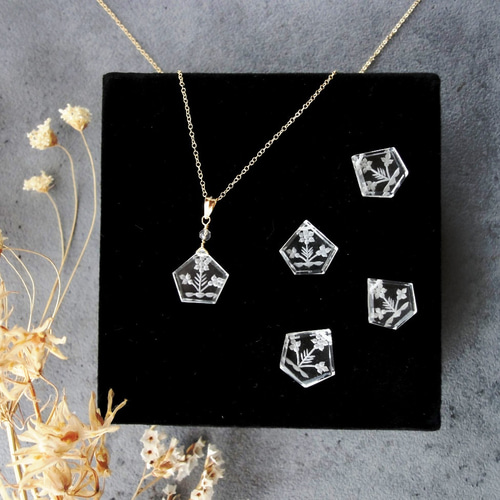 天然石のペンダントネックレス □ 彫刻入り水晶 インタリオ クオーツ