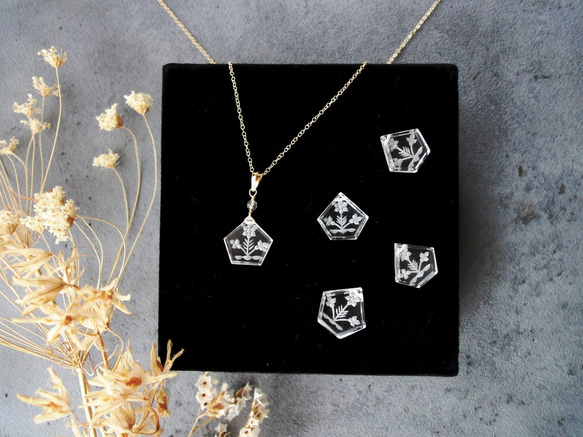 天然石のペンダントネックレス □ 彫刻入り水晶 インタリオ クオーツ