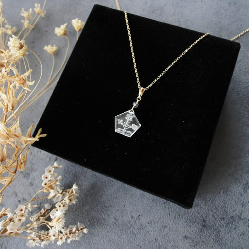 天然石のペンダントネックレス □ 彫刻入り水晶 インタリオ クオーツ