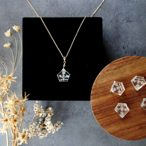 天然石のペンダントネックレス □ 彫刻入り水晶 インタリオ クオーツ