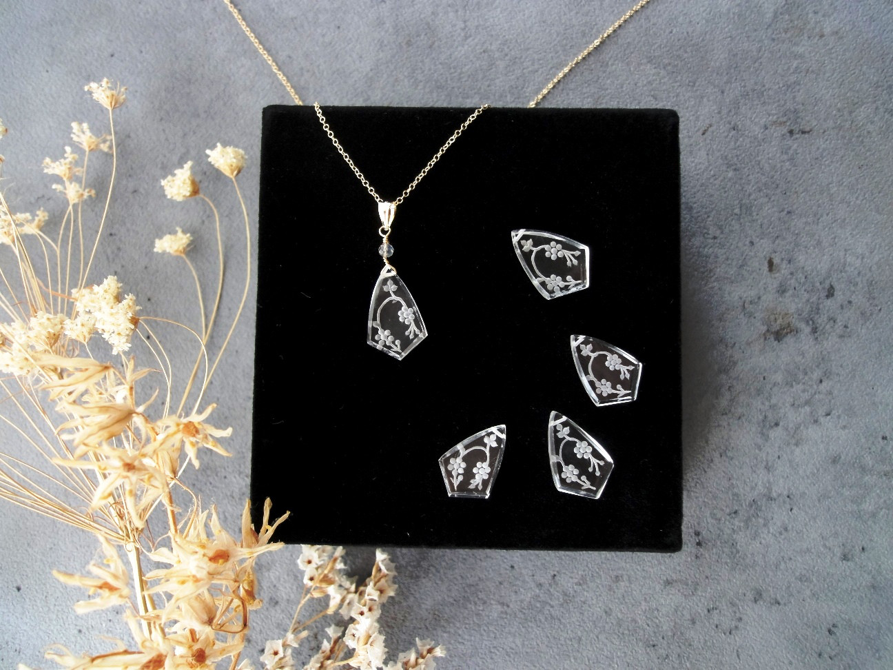 【限定数】天然石のペンダントネックレス ■ 彫刻入り水晶　インタリオ クオーツ ■ フラットマーキス