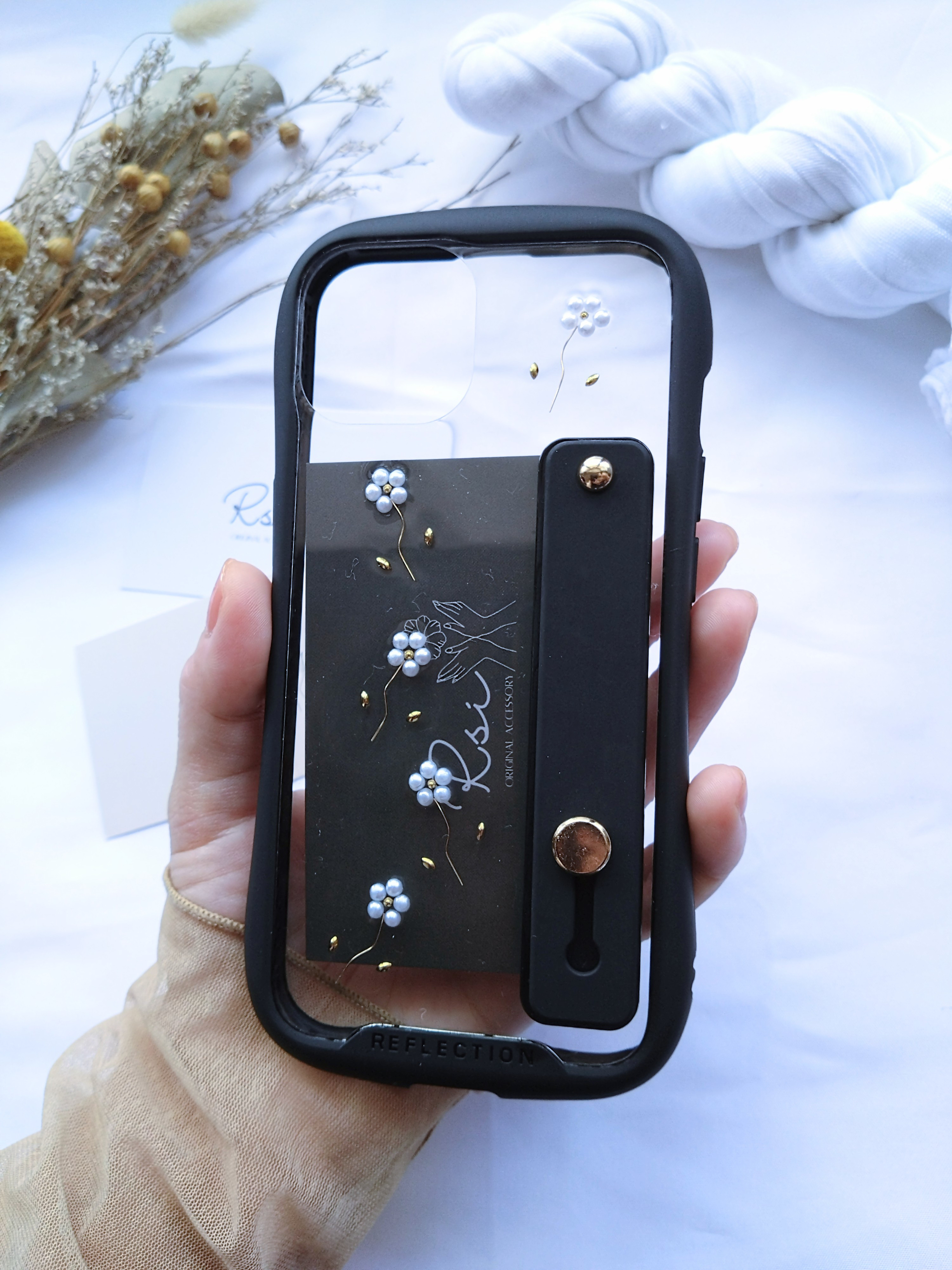 iPhoneケース　スマホケース　スマホベルト 付き　パールとワイヤーのフラワーケース スマホカバー