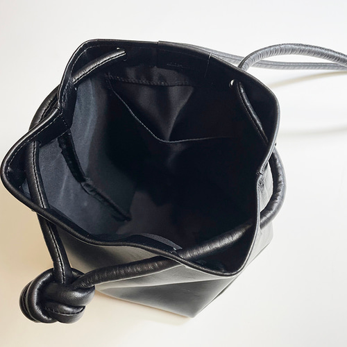 ▽KURO/本牛革 トレンドのぷっくり小籠包型ショルダーバッグ「ダンプ