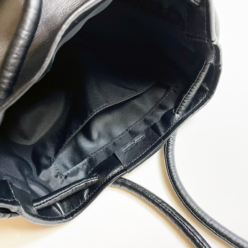 ▽KURO/本牛革 トレンドのぷっくり小籠包型ショルダーバッグ ▽KURO/本牛革 トレンドのぷっくり小籠包型ショルダーバッグ