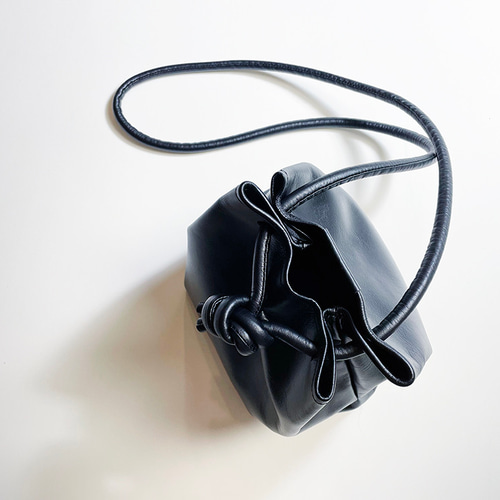 美品　Crafty 巾着かごバック　牛革　黒　ショルダー 美品 Crafty 巾着かごバック 牛革 黒 ショルダー