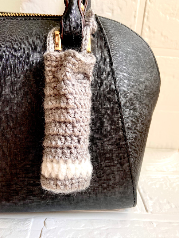 バッグに付けられるシンプル手編みリップケース 1枚目の画像