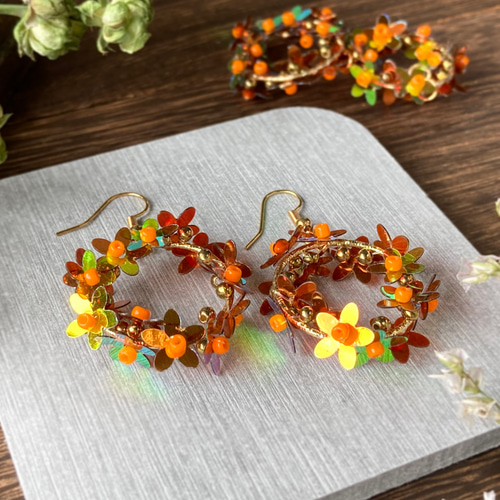 レトロなビーズとオレンジの花ピアス・イヤリング ピアス