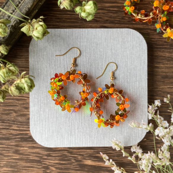 レトロなビーズとオレンジの花ピアス・イヤリング ピアス