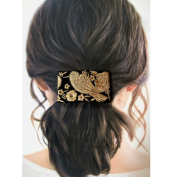 刺繡リボンのポニーフック ■ フラットシンプルデザイン ■ 黒地に黄金色の小鳥 6枚目の画像