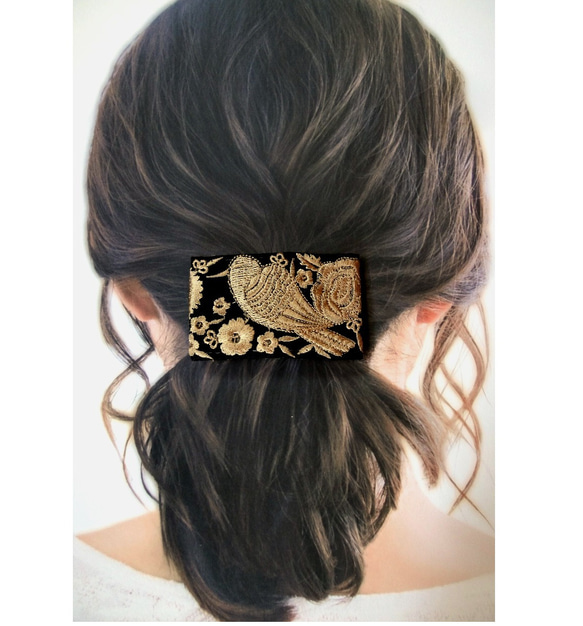 刺繡リボンのポニーフック ■ フラットシンプルデザイン ■ 黒地に黄金色の小鳥 6枚目の画像