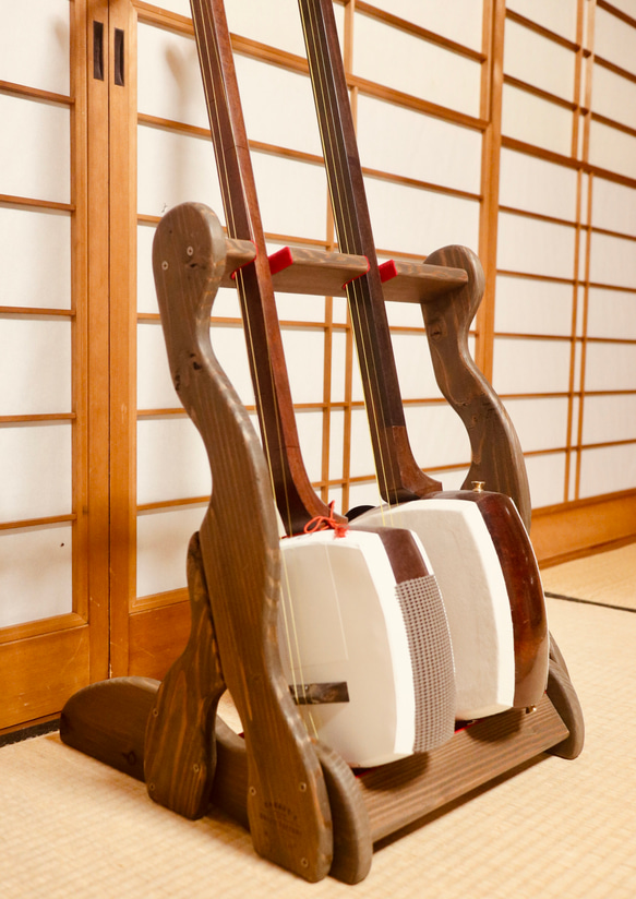 ♪ハンドメイド　沖縄三線スタンド　4丁収納　ウォルナットカラー♪ ♪手作り 沖縄三線スタンド 4丁収納 ウォルナットカラー