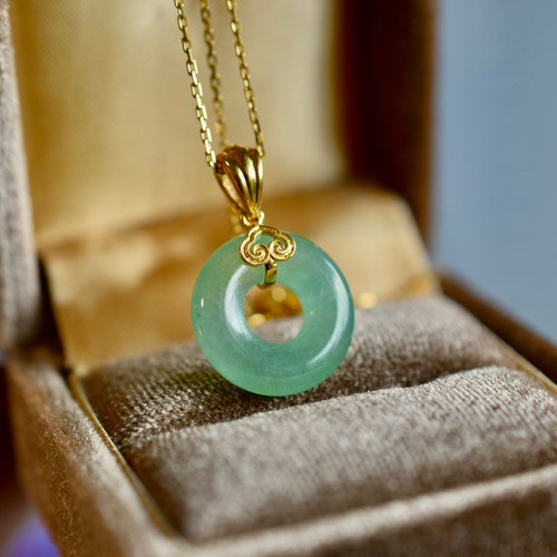 翡翠 葉型ペンダント 証明書付き　金具18金 翡翠 葉型ペンダント 証明書付き金具18金