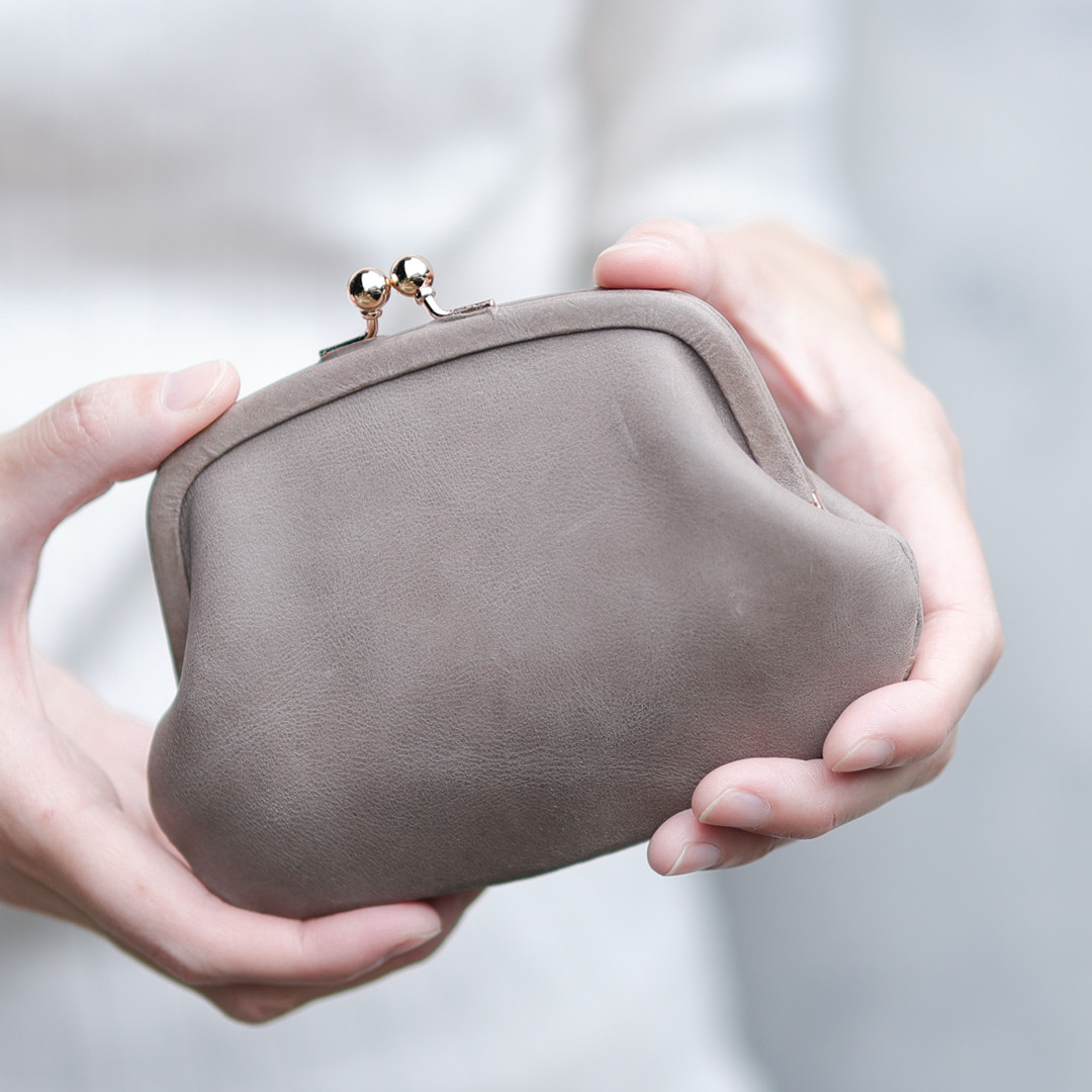 送料無料 Waxing Leather 小さい財布 ミニマム 革巻き がま口 ミニ財布 口金 ガマ口 グレージュ