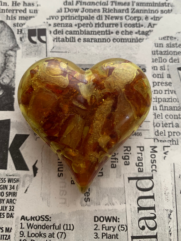 ビンテージ素材の大きな琥珀色のハートの帯留め「アルテミスの心臓」 3枚目の画像