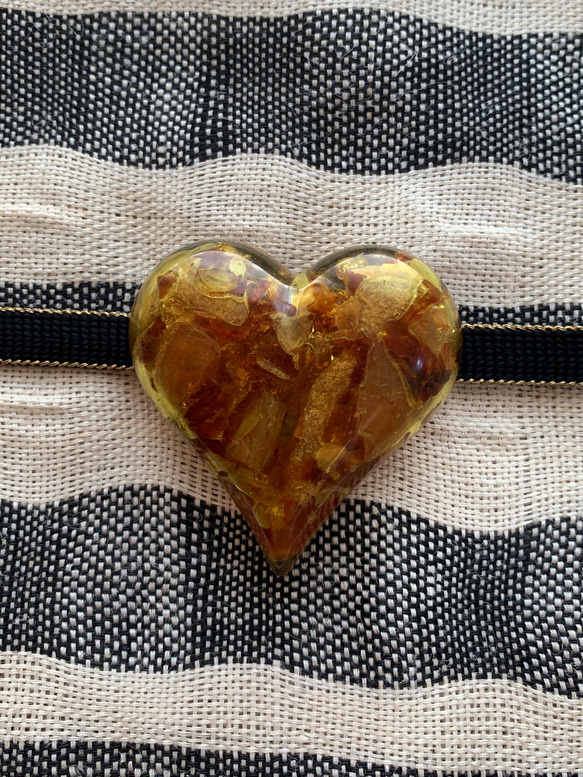 ビンテージ素材の大きな琥珀色のハートの帯留め「アルテミスの心臓」 9枚目の画像