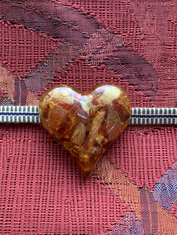 ビンテージ素材の大きな琥珀色のハートの帯留め「アルテミスの心臓」 10枚目の画像