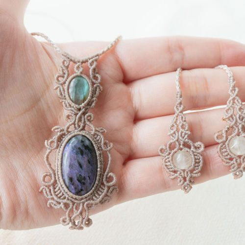 30％OFF】チャロアイトとラブラドライトのマクラメネックレス