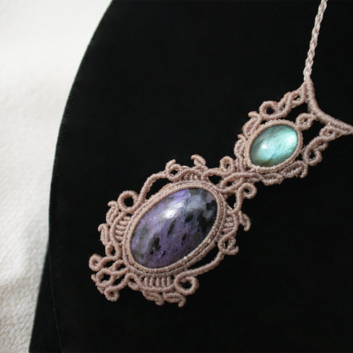 30％OFF】チャロアイトとラブラドライトのマクラメネックレス