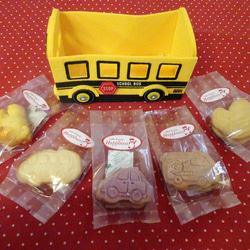 フエルト製バスのケースに乗り物焼き菓子5袋詰め合わせ(^^♪ 2枚目の画像