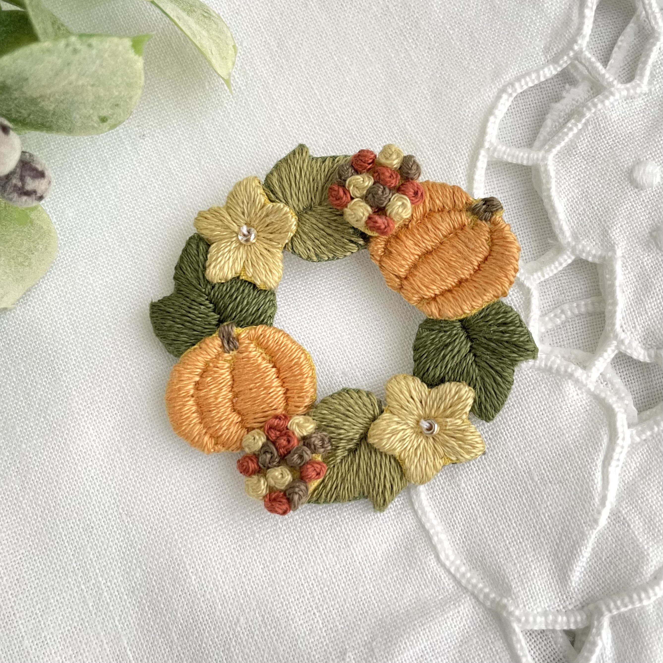 リースのブローチ ベリー＆ハリネズミ リースブローチ VBRV4662 R2