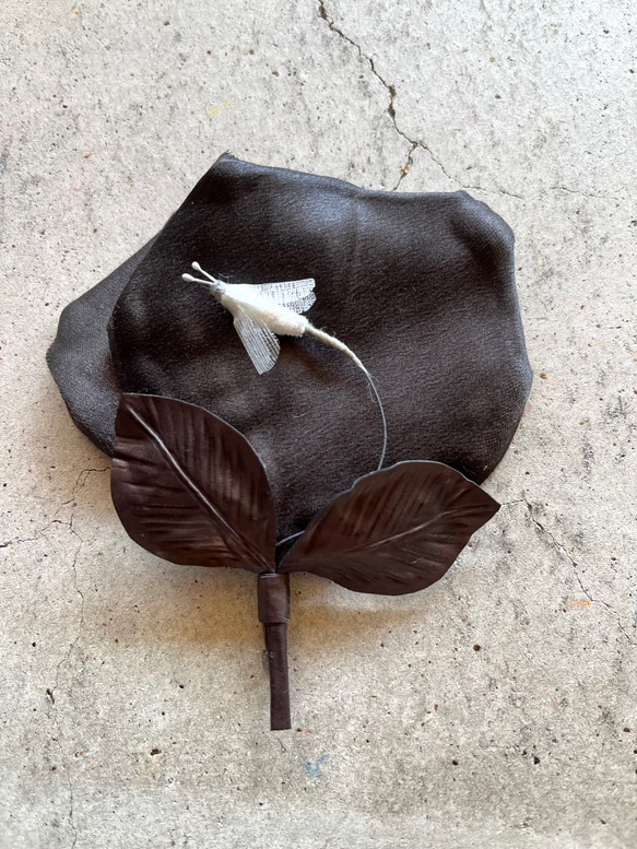 【布花】バラの花びらと小さな虫のコサージュ （ブラック）アートフラワー 2枚目の画像