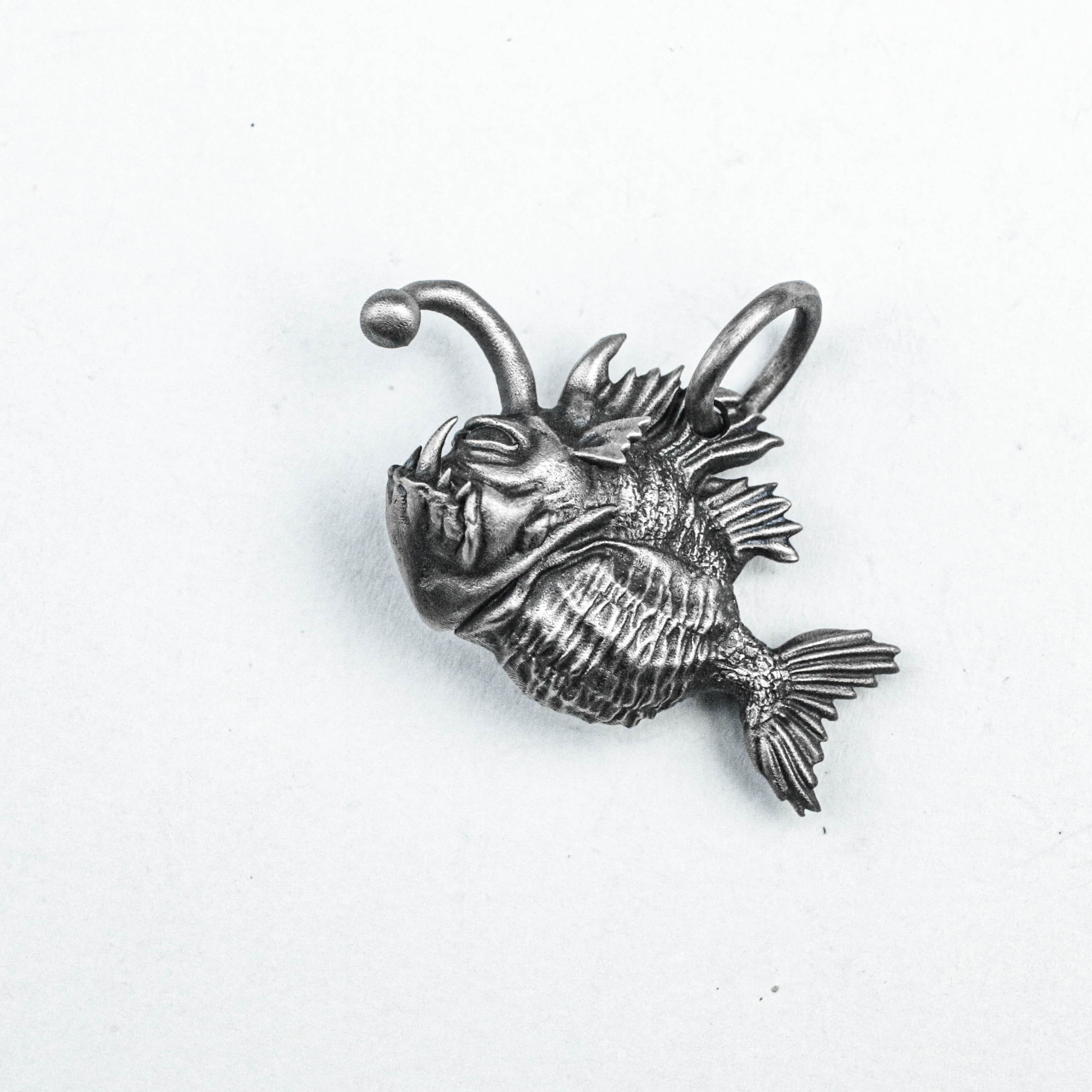 怒っているアンコウのペンダント、925スターリングシルバーの小さな魚のペンダント、お祝いのギフト真鍮、醜い魚の小物