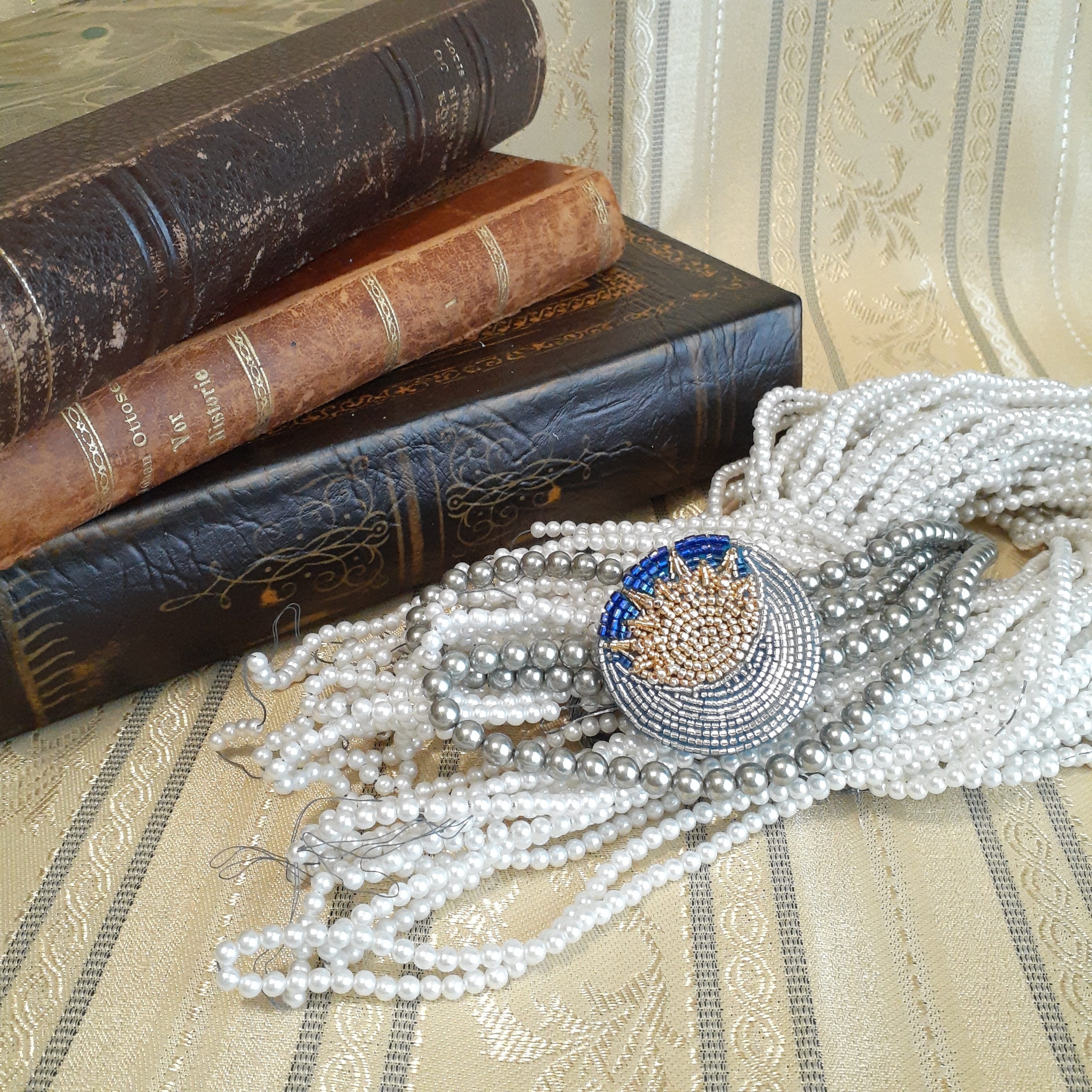 <受注>太陽と月のブローチ(青天) ＊オートクチュールビーズ刺繍