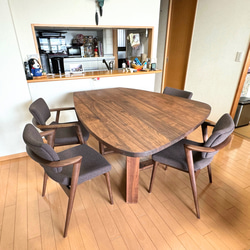 広葉樹154x113cmボックス脚無垢材変形テーブル(M21-1type) 1枚目の画像