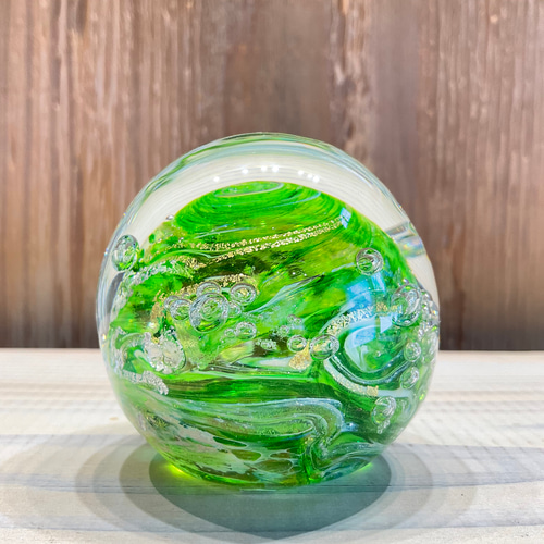 オバタ硝子工房 若草色 小さい宙soraのペーパーウェイト ライト