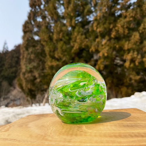 オバタ硝子工房 若草色 小さい宙soraのペーパーウェイト ライト