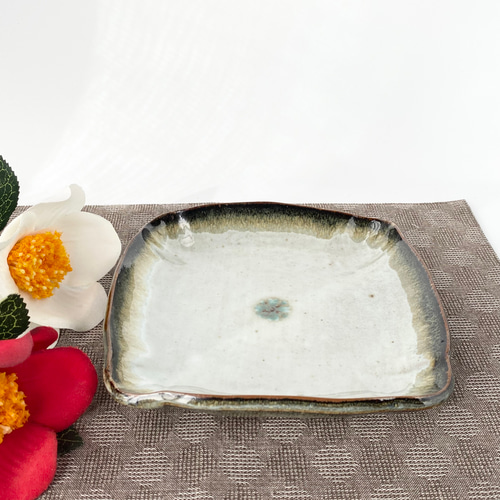 陶器製　角皿 RAKU鬼絵 正角皿（大） ツタ｜和食器通販｜織部 Online Store【公式】
