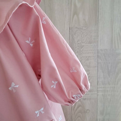 【数量限定価格】80～130size リボン刺繍 ピンク 総柄 襟裾フリル 半袖スモック 3枚目の画像