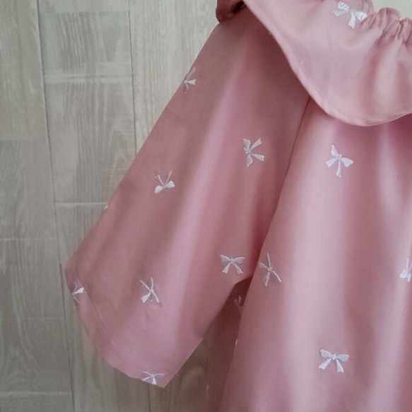 【数量限定価格】80～130size リボン刺繍 ピンク 総柄 襟裾フリル 半袖スモック 2枚目の画像