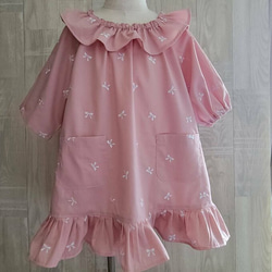 【数量限定価格】80～130size リボン刺繍 ピンク 総柄 襟裾フリル 半袖スモック 1枚目の画像
