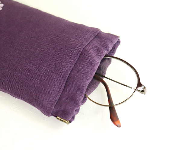 【受注製作】手刺繍の眼鏡ケース『秋桜』 6枚目の画像