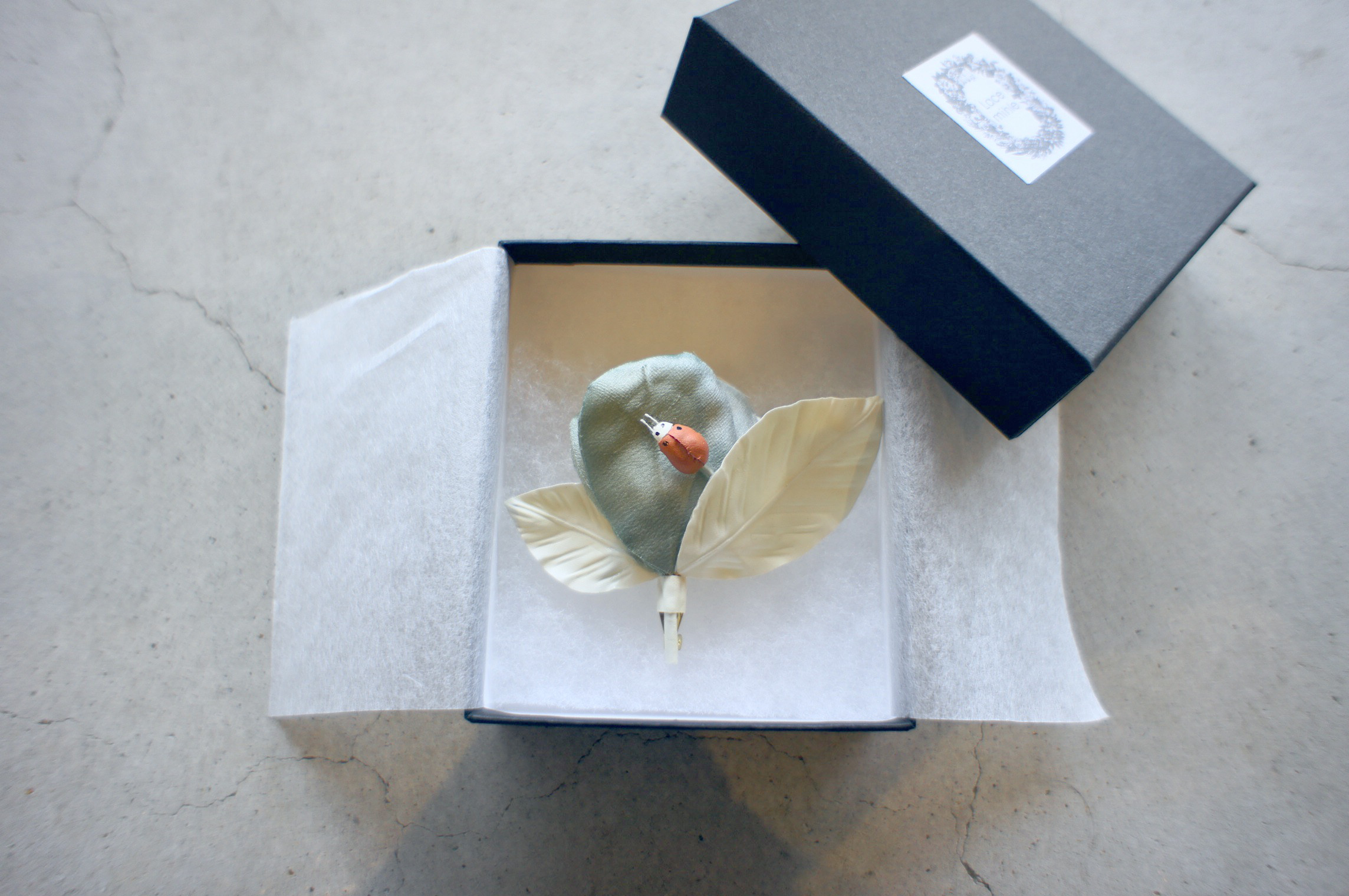 【布花】葉っぱとてんとう虫のブローチ （ダスティーグリーン）アートフラワー