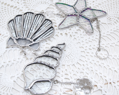 ステンドグラス 貝とヒトデの3連サンキャッチャー クリスタル使用