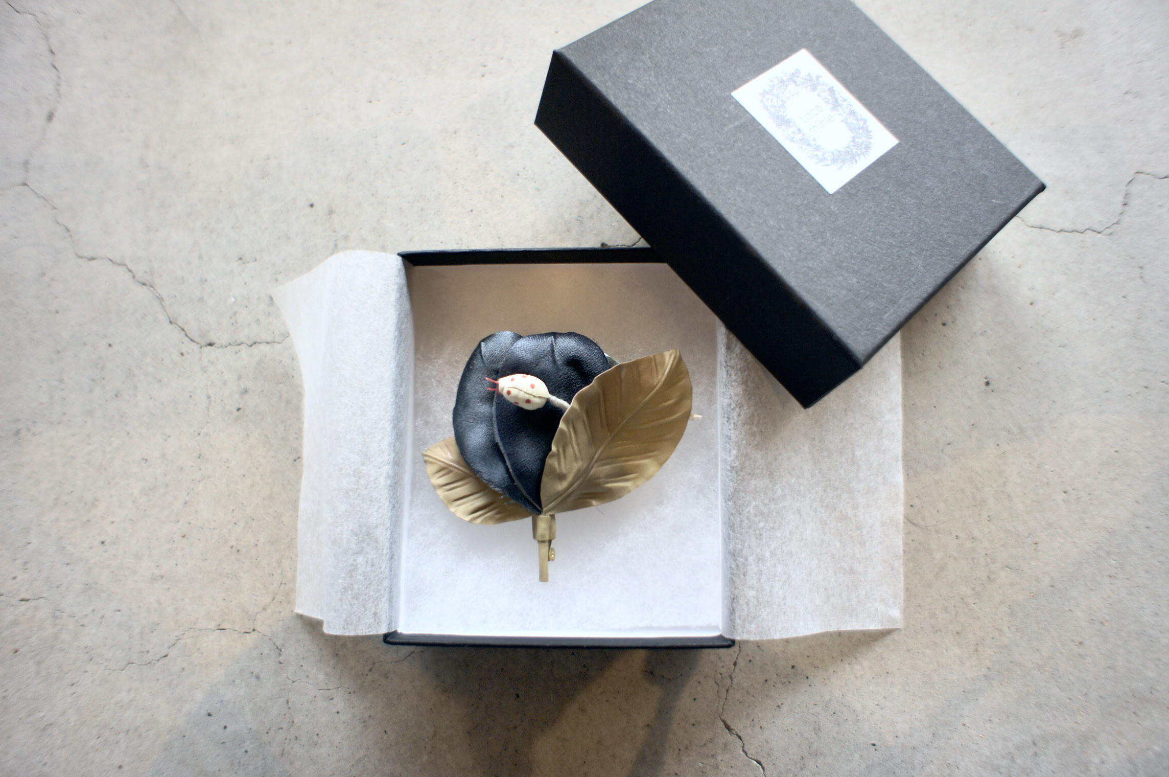 【布花】葉っぱとてんとう虫のブローチ （ネイビー） アートフラワー