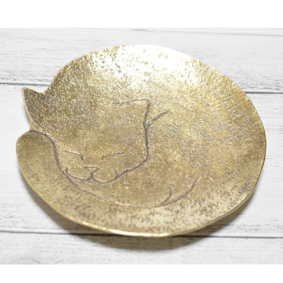 真鍮 丸まった猫ちゃんの小皿 【アンティーク風豆皿】 8枚目の画像