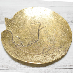 真鍮 丸まった猫ちゃんの小皿 【アンティーク風豆皿】 7枚目の画像