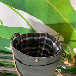 秋の新色⭐️帆布のスマホポシェット　大きな斜めポケット&ファスナー付き　サファリ✖️グレーチェック 5枚目の画像