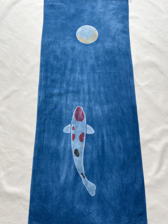 送料無料 　" 月明かり下に錦鯉 "　藍染手ぬぐい 絞り染め　三日月　型摺り染　月光 2枚目の画像