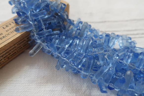フランス ヴィンテージ ガラス ビーズ 長細いクリアブルー 1．2cm