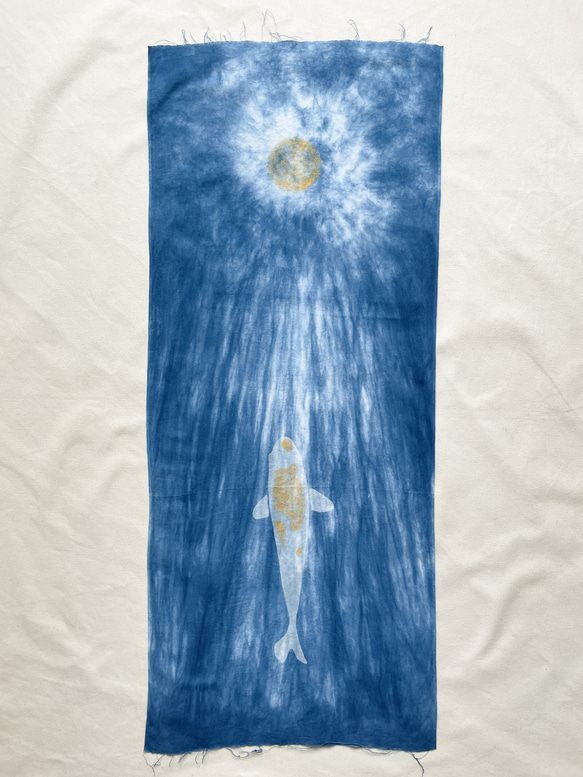 送料無料 　" 月明かり下に錦鯉 "3　藍染手ぬぐい 絞り染め　三日月　型摺り染　月光 1枚目の画像