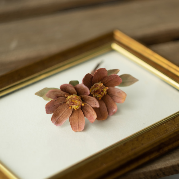 秋運ぶ 布花 チョコレート コスモス ブローチ 8枚目の画像