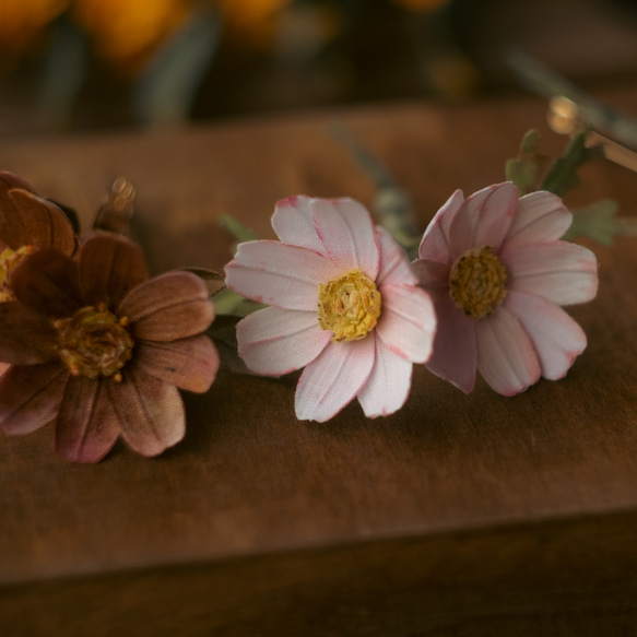 秋運ぶ 布花 ピンク コスモス ブローチ 5枚目の画像