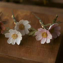 秋運ぶ 布花 ピンク コスモス ブローチ 8枚目の画像