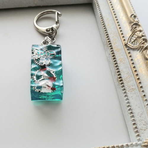 【813】金魚のチャーム／キーホルダー／レジン レジンで夏にぴったり。涼しげに金魚が泳ぐミラーキーホルダーを作って