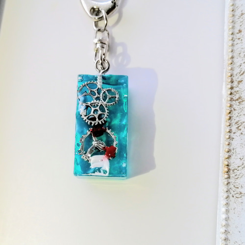 ATLANTIS】ターコイズブルーの金魚のキーホルダー☆再販2 / レジン